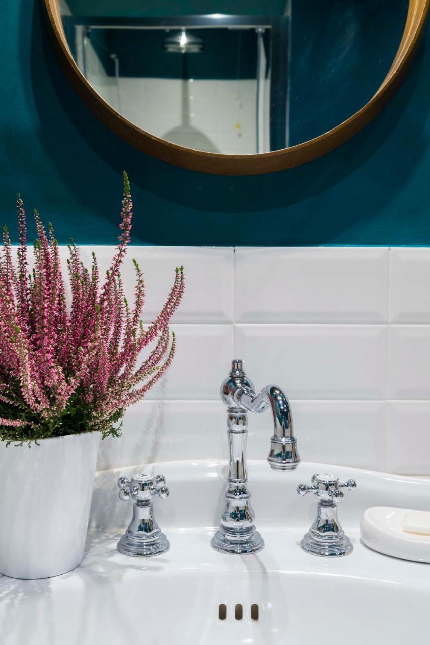 Deluxe Room (2 Adults + 1 Child),762589147:JPEG