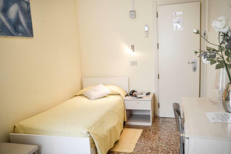 Eenpersoonskamer met Gedeelde Badkamer en Toilet