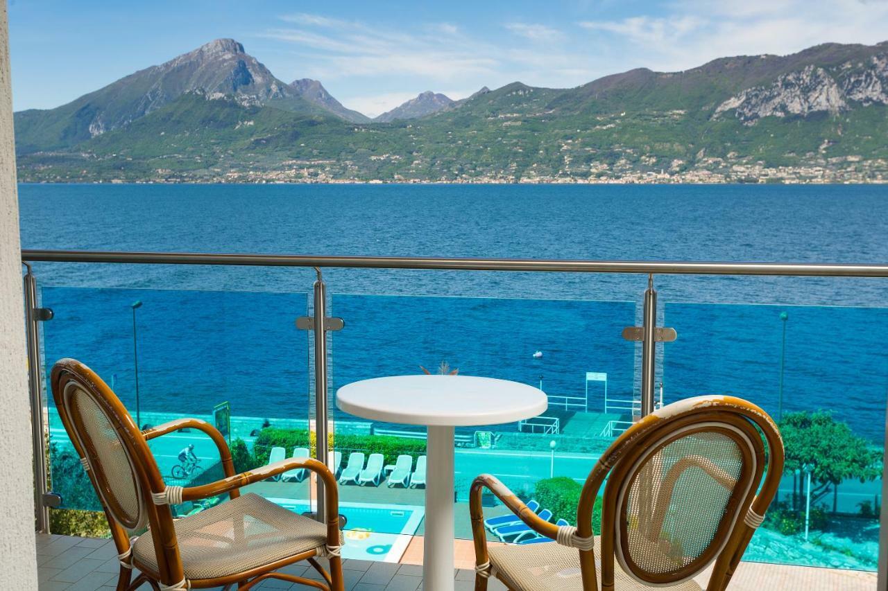 Doppel-/Zweibettzimmer mit Balkon und Seeblick