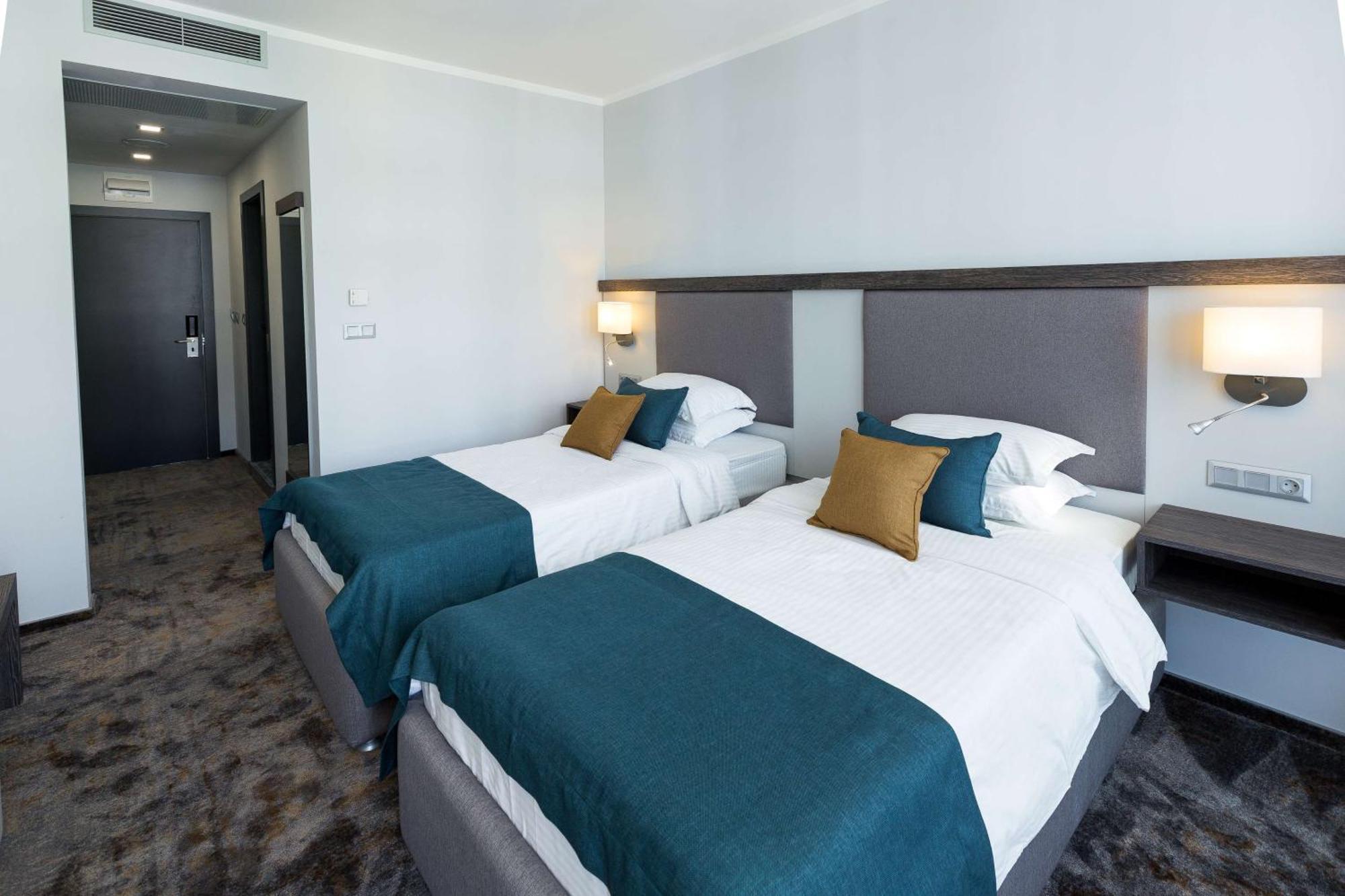 Standard Twin Room with Balcony and Pool View,1280254735:JPEG