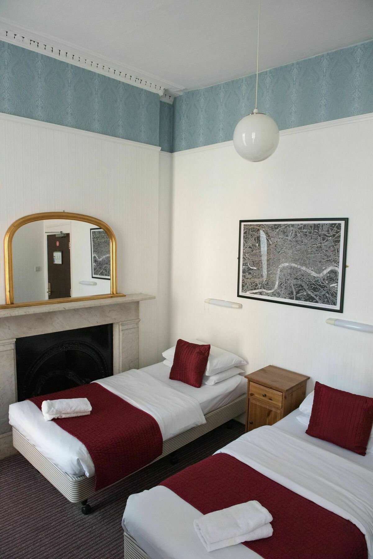 Quarto com 2 Camas de Solteiro e Banheiro Compartilhado