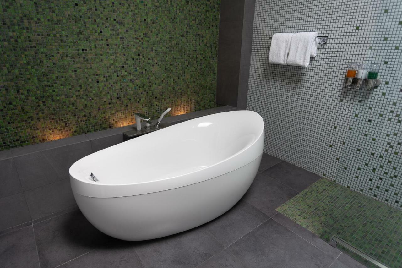 Deluxe Suite with Bathtub