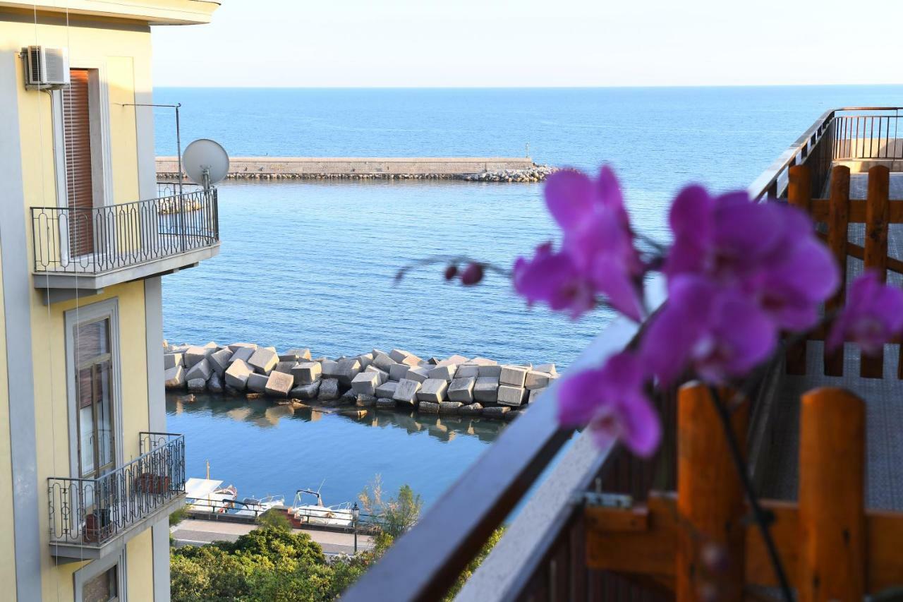 Camera Matrimoniale Deluxe con Balcone e Vista Mare