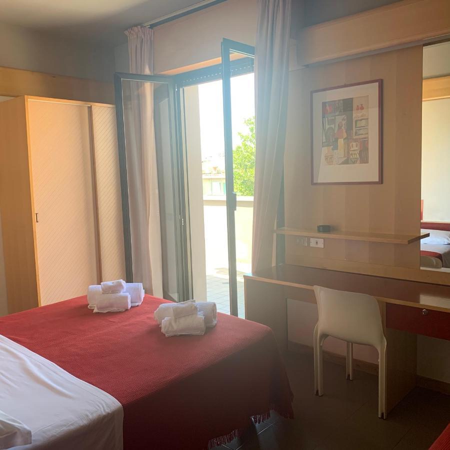 Dreibettzimmer mit eingeschränktem Meerblick