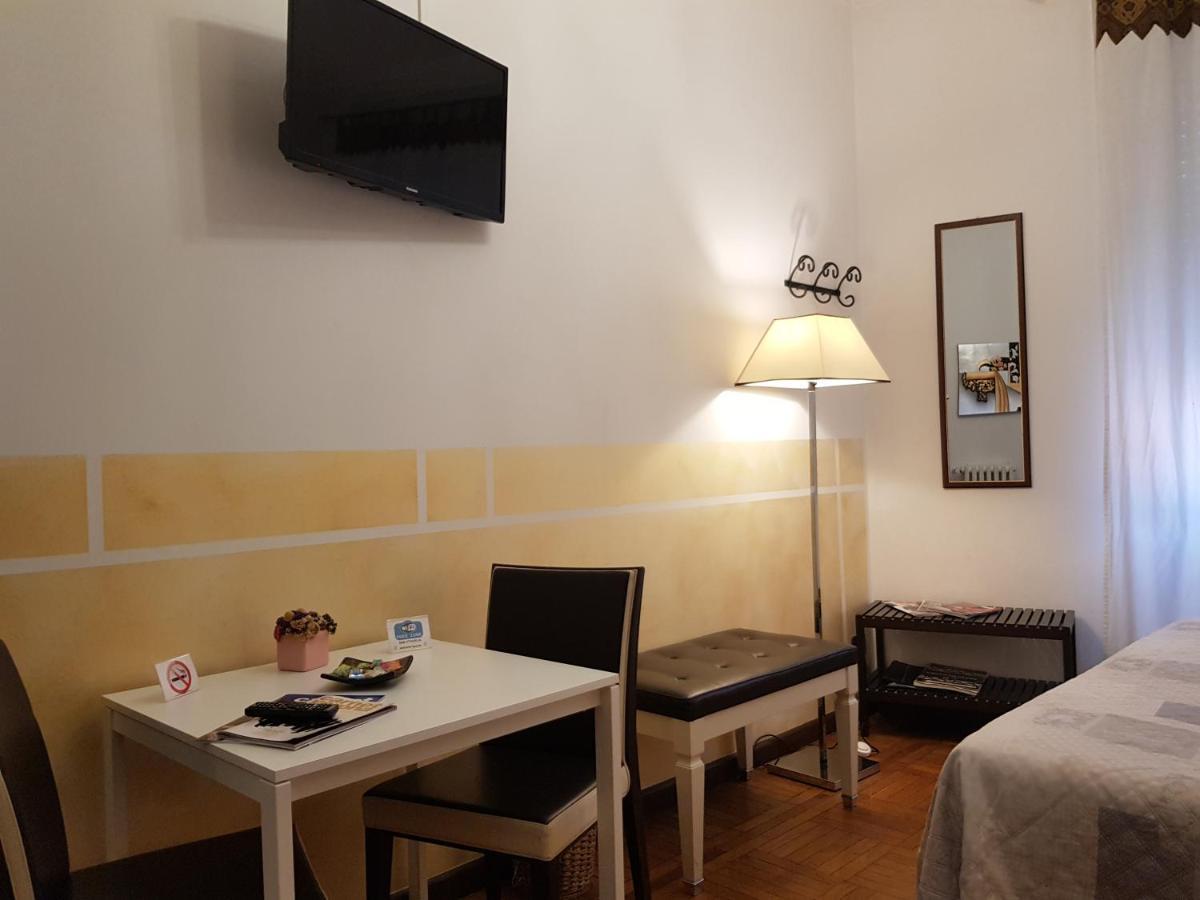 Camera Matrimoniale/Doppia con Letti Singoli con Bagno Privato