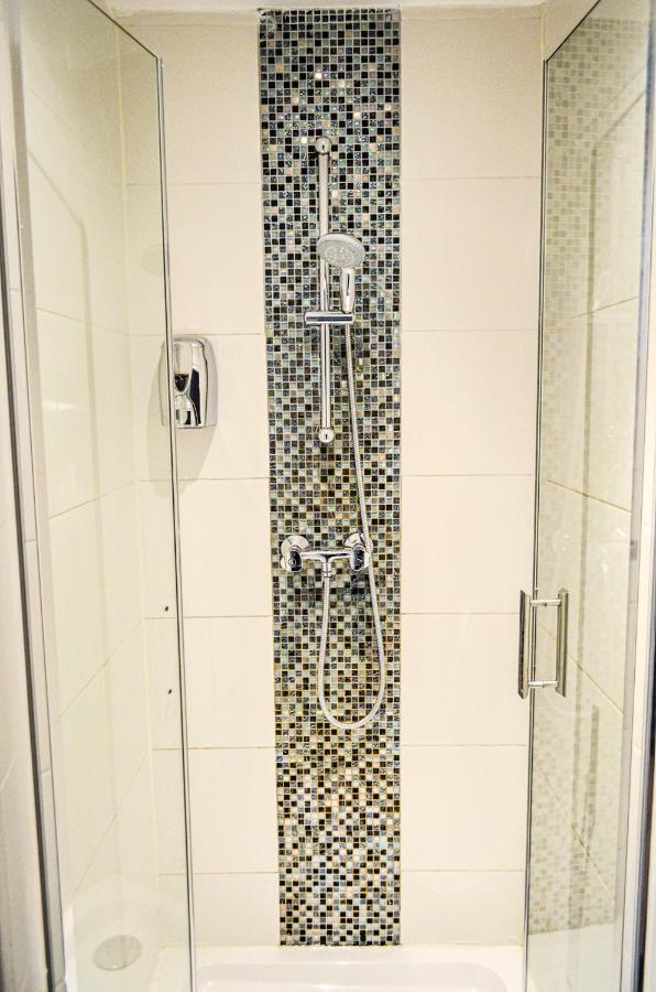 Quarto com 2 Camas de Solteiro e Banheiro Compartilhado