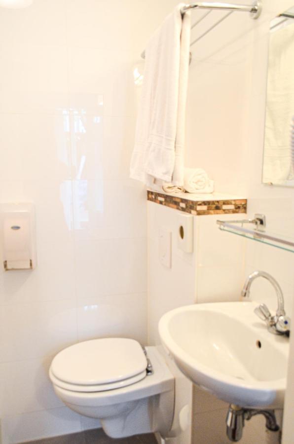 Quarto com 2 Camas de Solteiro e Banheiro Privativo Externo