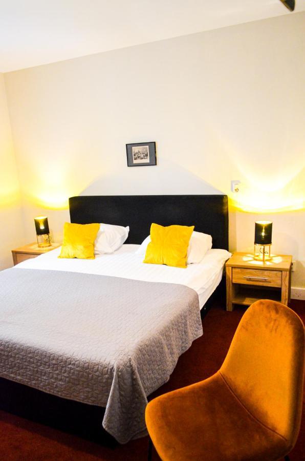 Quarto com 2 Camas de Solteiro e Banheiro Privativo
