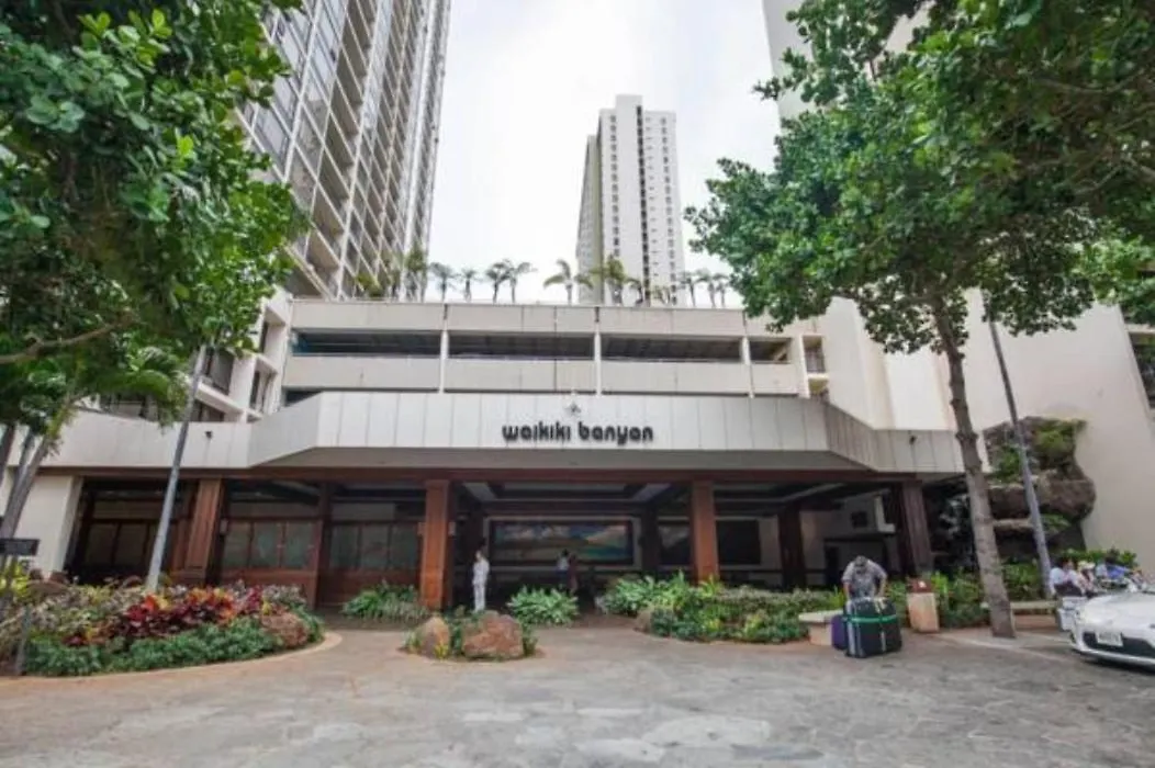Waikiki Banyan Modern One Bedroom Free Parking-1