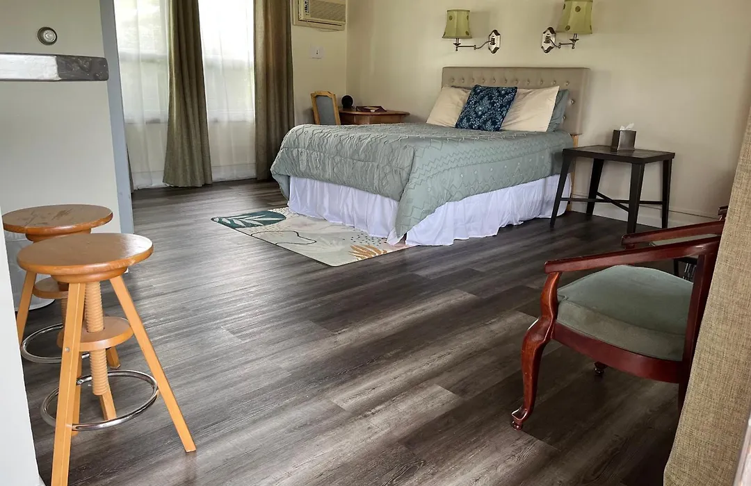 Vinehurst Inn & Suites-1