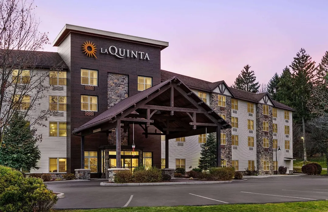 La Quinta Inn & Suites By Wyndham Lake George-1