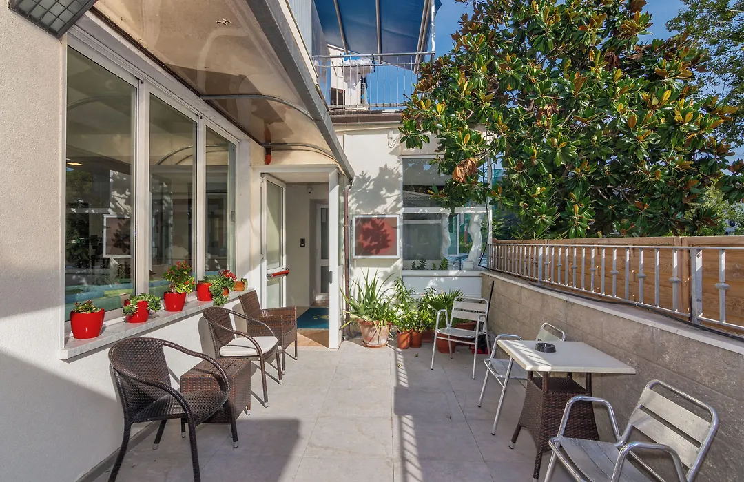 Hotel Daisy-1
