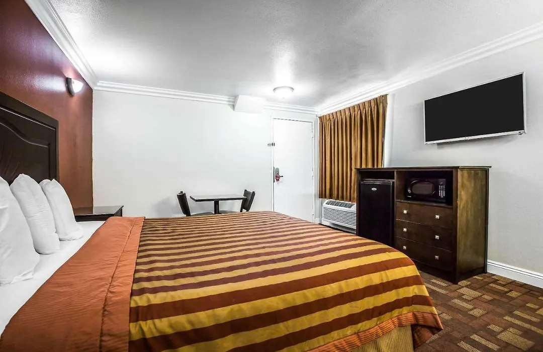 Econo Lodge Pico Rivera-1