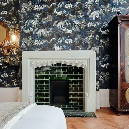 The Black Lion Pub & Boutique Guesthouse-3