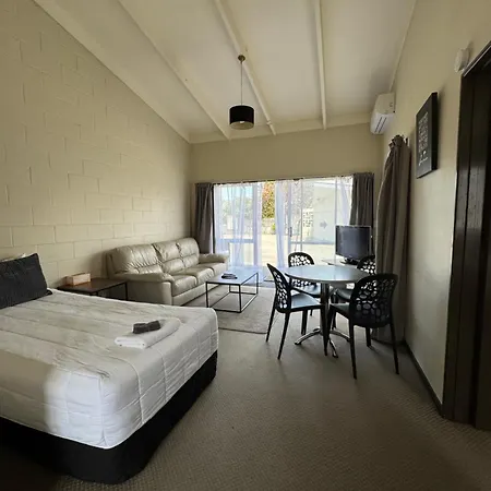 Fountain Court Motel-3