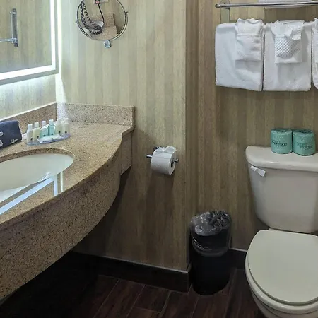 Quality Inn & Suites Northampton - Amherst-3
