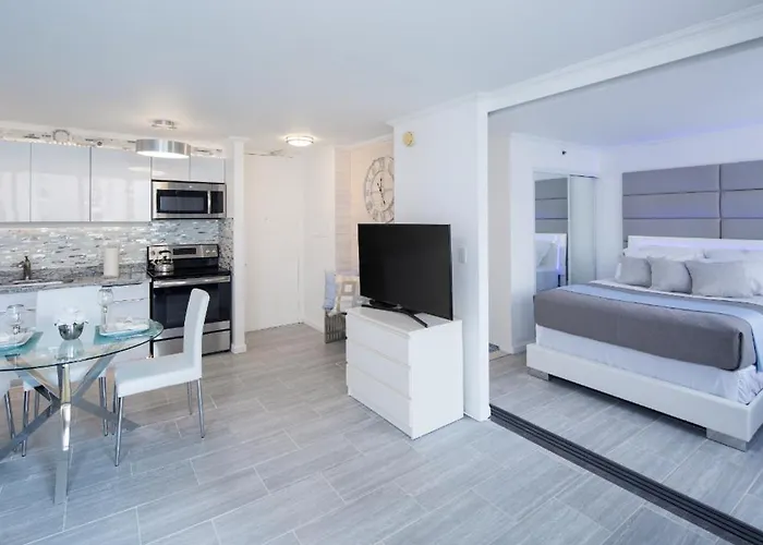 Waikiki Banyan Modern One Bedroom Free Parking