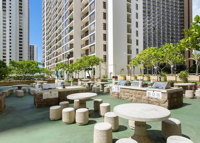 Waikiki Banyan Modern One Bedroom Free Parking
