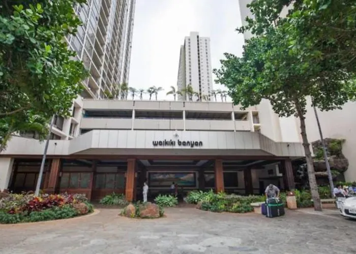 Waikiki Banyan Modern One Bedroom Free Parking