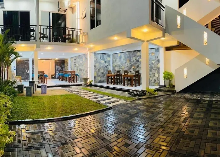 Funwhales Rest House Negombo