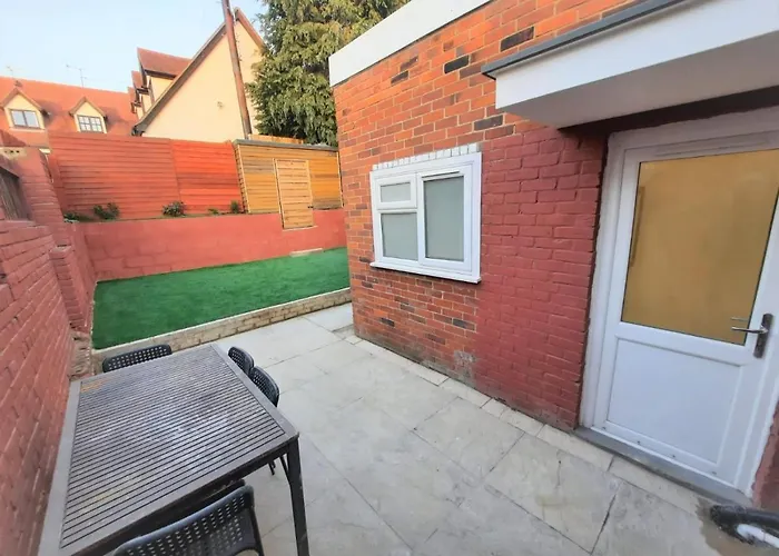 3 Bedroom Semi Detached House With Parking, Wifi Colchester