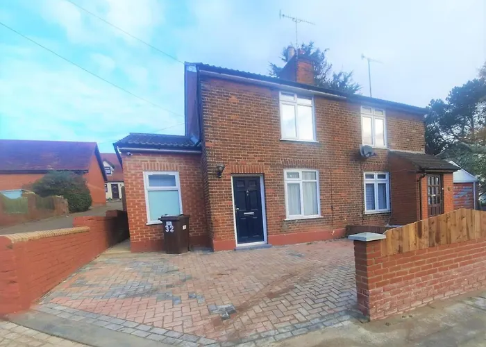3 Bedroom Semi Detached House With Parking, Wifi Colchester