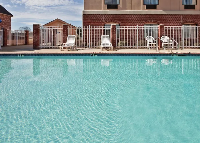 Holiday Inn Express Hotel & Suites Forest By Ihg