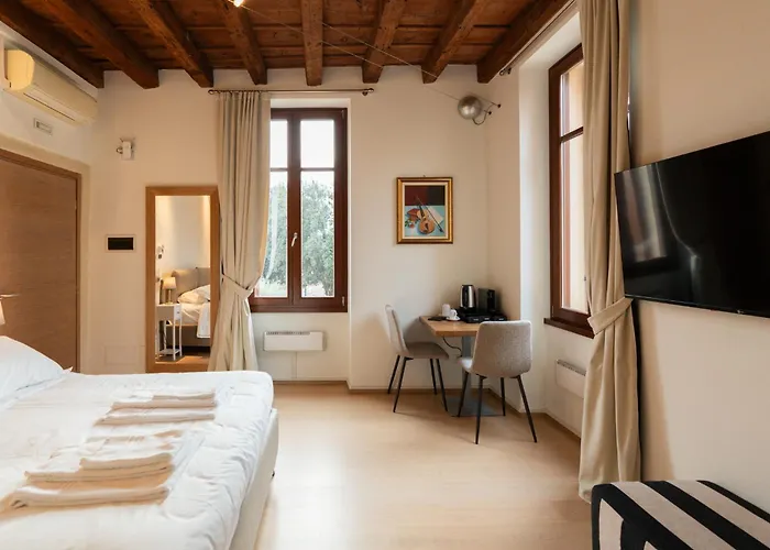 La Finestra Sul Ponte By Postcardsfrom Bed & Breakfast Verona