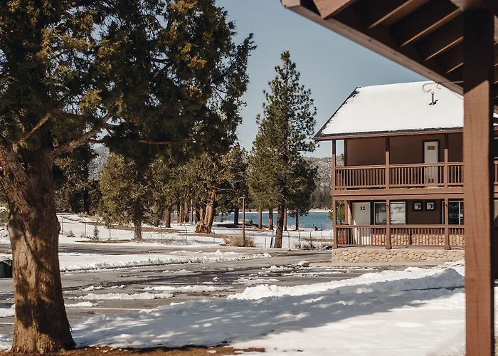 Vintage Lakeside Inn