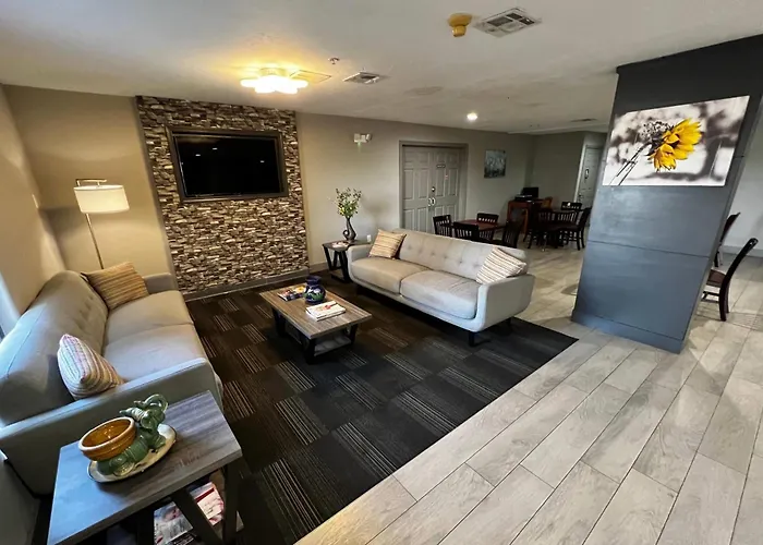 Super 8 By Wyndham Sealy Hotel