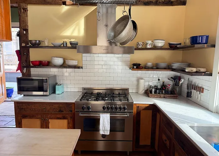 Magical Post And Beam Loft Downtown Newport!