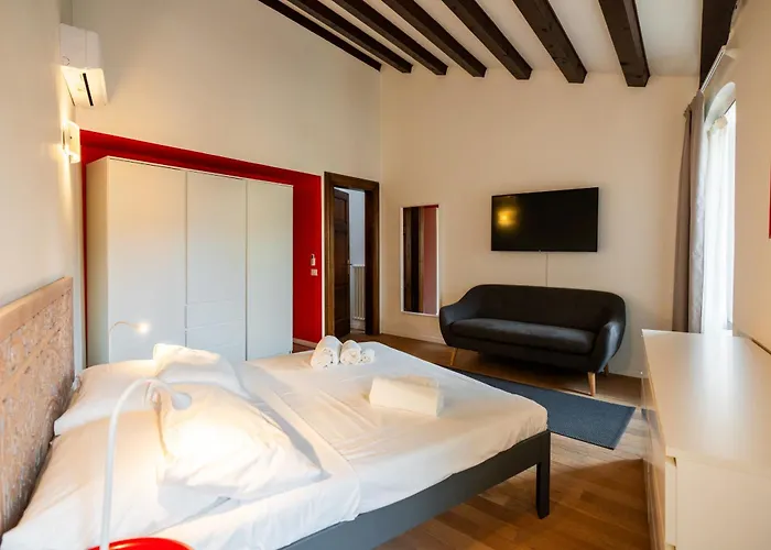 La Finestra Sul Ponte By Postcardsfrom Bed & Breakfast Verona